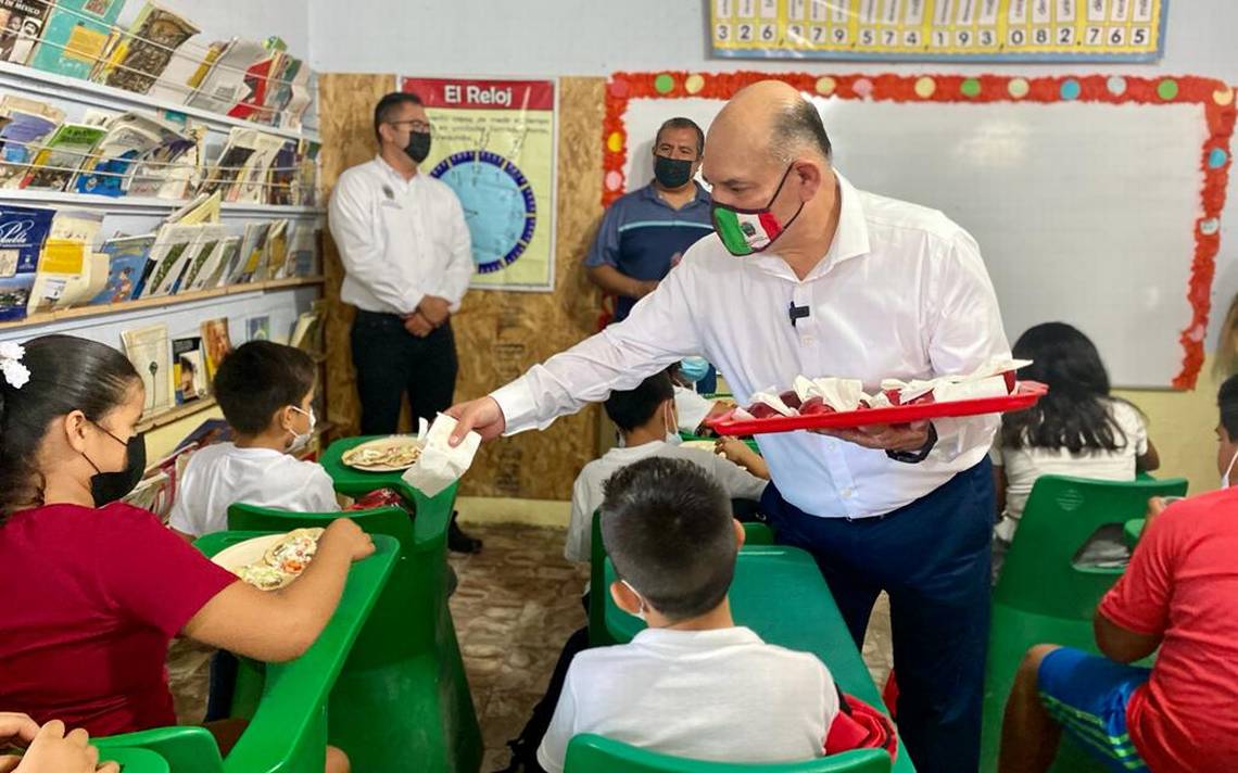 Alcalde entrega desayunos escolares de DIF a estudiantes del valle